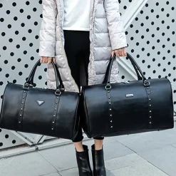 Sac Bandoulière Sac Voyage & Weekend^Sac voyage 48h et sac weekend en cuir noir clouté